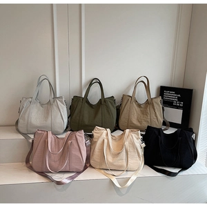 Gedetailleerde collectie van gewassen nylon draagtassen in zes verschillende kleuren
