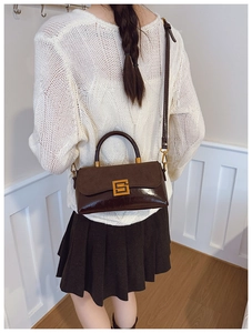 Nahaufnahme der braunen Leder- und Wildledertasche mit goldener Metallschnalle Detail