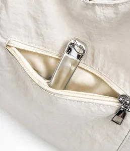 Vista dettagliata della borsa tote in nylon lavato con pratica tasca esterna con zip