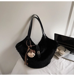 Détails du sac cabas en peluche noire avec poignées en similicuir et charm d'ours