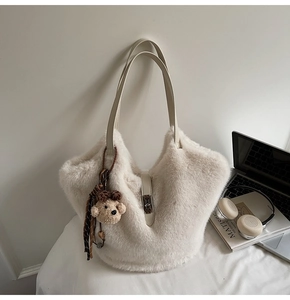 Détail du sac seau en peluche blanc crème avec breloque ours et fermoir métallique