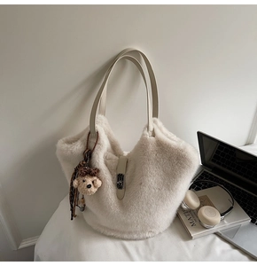 Vue détaillée du sac seau en peluche beige avec fermoir en métal et charmant petit ours