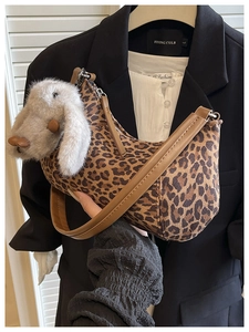 Detail der Hobo-Tasche mit Leopardenmuster und 3D-Plüsch-Dackel-Deko am Griff