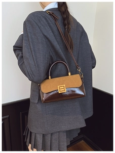 Detailansicht der Retro-Handtasche mit goldener Schnalle und verstellbarem Riemen