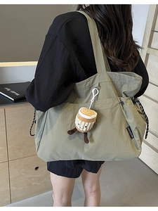 Grand sac fourre-tout vert olive avec cordon de serrage et charm en peluche doux