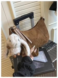 Braune Vintage Wildleder Hobo Tasche mit süßem weißen Kaninchen Plüschanhänger Detail