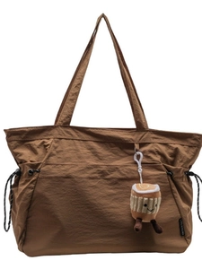 Grand sac fourre-tout marron avec côtés à cordon de serrage et joli pendentif cupcake