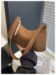 Details der braunen Wildleder-Halbmondtasche mit schlichtem Lederriemen im Vintage-Stil