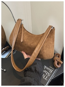 Detailansicht der braunen Wildledertasche mit langem Fransenreißverschluss und Matteffekt