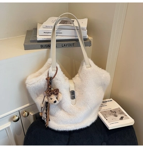 Détail du sac cabas blanc en fausse fourrure avec lanière cuir et breloque ours mignon