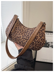 Hobo-Tasche mit Leopardenmuster, braunem Riemen, Halbmond-Design und Reißverschluss