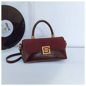 Detailansicht der Vintage-Kontrast-Handtasche mit burgunderrotem Wildleder und Goldschließe