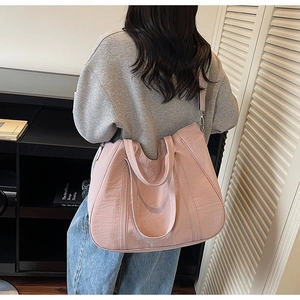 Lifestyle-foto van grote roze gewassen shopper die de maat toont op model in modern interieur