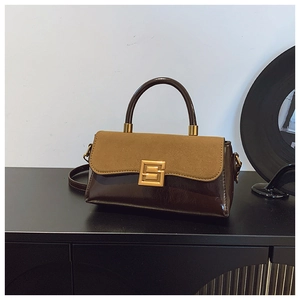 Detailansicht der Handtasche mit khakifarbener Wildlederklappe und braunem Lackleder