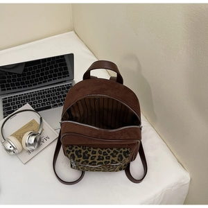 Detail eines Leoparden-Rucksacks mit braunem Wildleder-Finish und gestreiftem Innenfutter