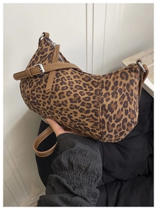 Detail der hobo-tasche mit leopardenmuster lederriemen und silberschnalle