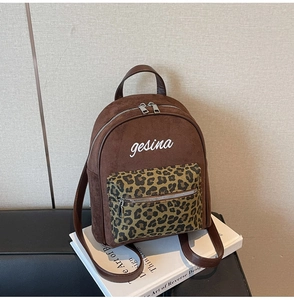 Nahaufnahme eines Vintage-Wildlederrucksacks mit Leopardenmuster-Tasche und Stickerei