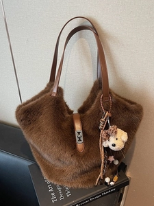 Sac Seau en Peluche pour Femmes Sac Fourre-tout en Fausse Fourrure Sac à Épaule avec Serrure Métallique et Pendentif Ours