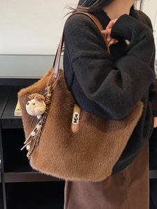 Sac fourre-tout marron en fausse fourrure avec lanières en cuir et breloque peluche