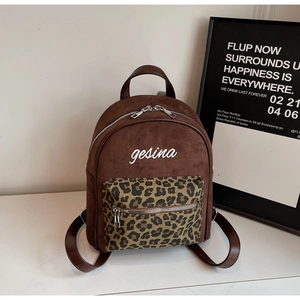 Detail des braunen Wildleder-Rucksacks mit Leoparden-Tasche und Gesina-Stickerei