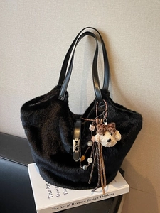 Sac seau chic en fausse fourrure noire avec anses en cuir et pendentif chien mignon
