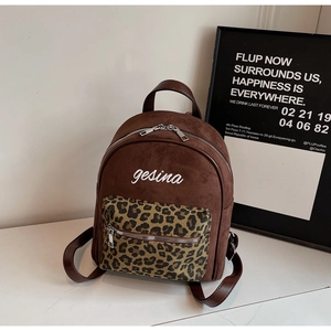 Detailansicht brauner Wildleder-Rucksack mit Leopardenmuster-Fronttasche und Tragegriff