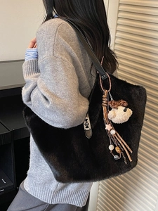Sac cabas en fausse fourrure noire avec pendentif chiot et anses en cuir pour l'hiver
