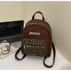 Detail des Wildleder-Rucksacks mit Leoparden-Fronttasche und Marken-Stickerei