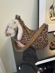Damen Vintage Wildlederimitat Knödeltasche Hobo Tasche Leopardenmuster Umhängetasche Mit Plüsch Hasen Anhänger Mode Tasche