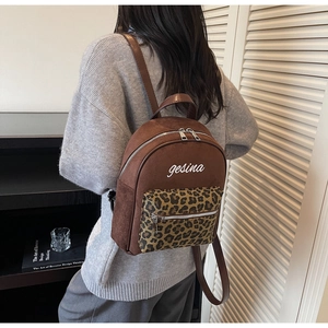 Detailansicht des braunen Wildleder-Rucksacks mit Leoparden-Tasche und Gesina-Stickerei