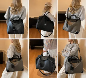 Collage di grandi borse da viaggio in nylon nero e kaki con diverse modalità di trasporto