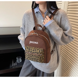 Detailansicht Mini-Rucksack mit Leopardenmuster und Gesina-Stickerei auf braunem Mattmaterial