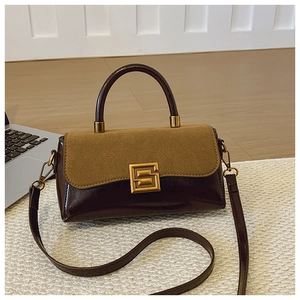 Makrodetail der Retro-Patchwork-Handtasche mit Wildlederklappe und goldener G-Schnalle