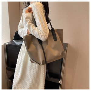 Détail du grand cabas en tissu Oxford beige avec une grande capacité pour ordinateur et bureau