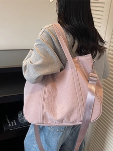 Roze gewassen stoffen shopper op model, grote casual schoudertas voor dagelijks gebruik