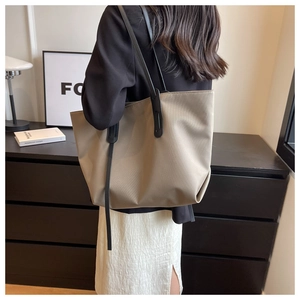 Détail du sac cabas en tissu Oxford kaki avec bandoulières réglables en cuir noir