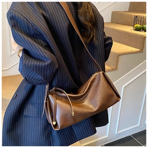 Détails du sac oreiller vintage en cuir marron avec fermeture éclair à franges
