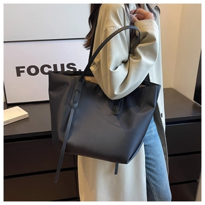 Photo lifestyle du grand sac cabas noir en tissu oxford montrant sa taille et sa capacité