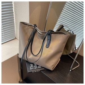 Détail du sac cabas en tissu oxford kaki avec bandoulières noires et fermeture éclair