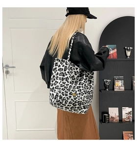 Dettaglio della borsa tote zebrata alla moda sulla spalla in una stanza moderna