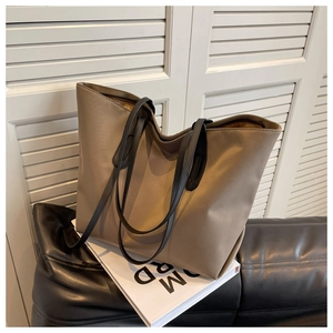 Détail du sac cabas en nylon imperméable kaki avec des lanières en cuir noir