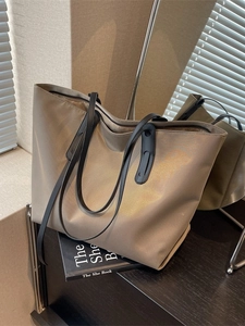 Grand sac cabas kaki en tissu Oxford avec anses en cuir noir et fermeture éclair