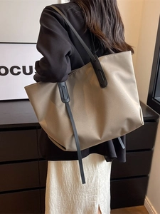 Grand sac cabas Oxford kaki pour femme avec anses en cuir noir porté à l'épaule