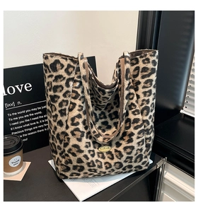 Dettaglio della borsa tote in peluche leopardata con placca in metallo dorato per l'inverno