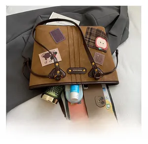 Vue de dessus d'un grand sac cabas en daim marron montrant son intérieur spacieux