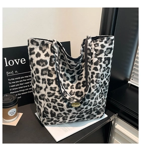 Dettaglio della borsa tote leopardata in pelliccia sintetica con etichetta in metallo