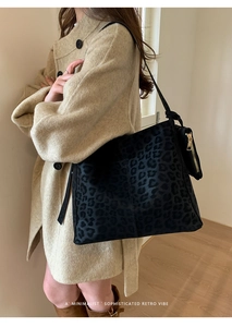 Minimalist leopard print tote bag on shoulder, showing vintage texture and large capacity