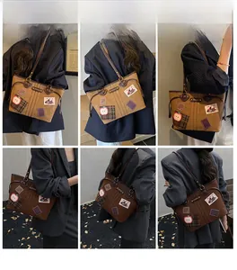 Sac fourre-tout à collage vintage avec patchs et bandoulières marron sous divers angles