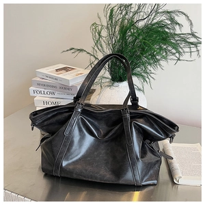Vue détaillée du grand sac cabas noir en cuir montrant la texture souple et les coutures