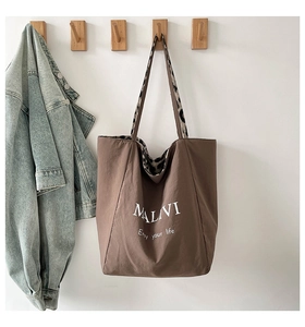 Dettaglio borsa shopper marrone con scritta MALIVI e fodera interna con stampa leopardata